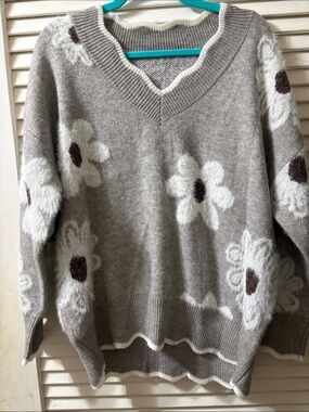 SHEIN Gray V-Neck Daisy Floral Sweater with White & Brown Accents